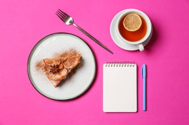 Lezzetli elmalı turta parça bardak çay ve ileti örneği rengi arka plan üzerinde ile