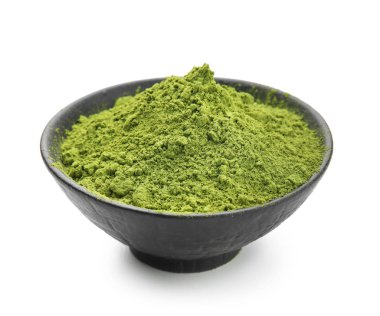 Beyaz arka planda pudralanmış kibrit çayı ile kase