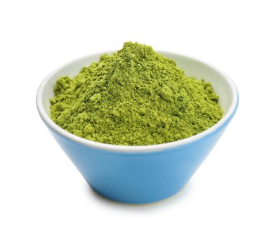 Beyaz arka planda pudralanmış kibrit çayı ile kase