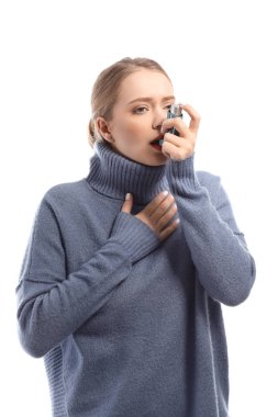 Astımı olan genç bir kadın beyaz arka planda astım krizi geçiriyor.