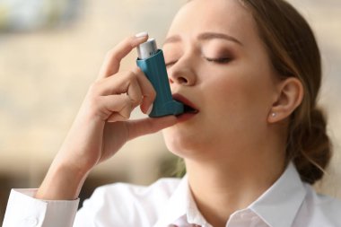 Ofiste saldırı astım inhaler ile genç kadın