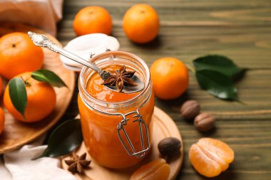 Ahşap masa üzerinde lezzetli mandalina reçel kavanoz