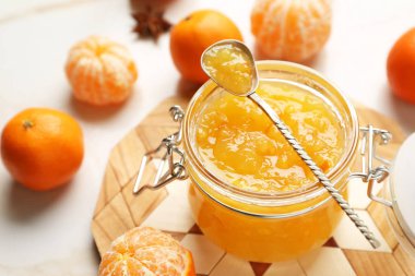 Kavanoz ışık masada lezzetli Mandalina Reçeli