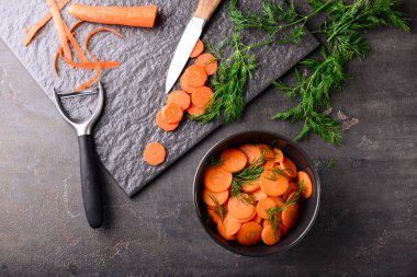 Gri masada lezzetli fermente havuç ile kase
