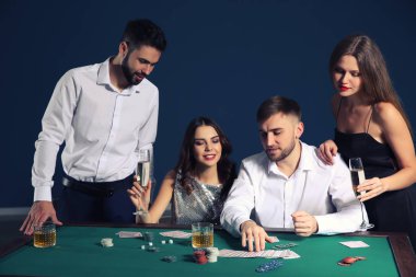 bir grup insan iskambil poker Casino