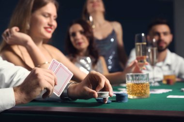 bir grup insan iskambil poker Casino