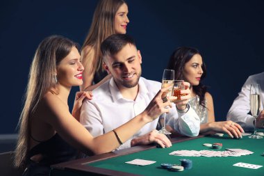 bir grup insan iskambil poker Casino