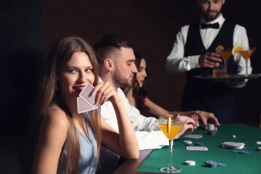 bir grup insan iskambil poker Casino