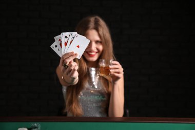 Kumarhanedeki masada bayan poker oyuncusu