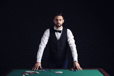 Kartlar masada Casino ile erkek bankacı