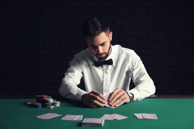 Yakışıklı poker oyuncusu Casino masada