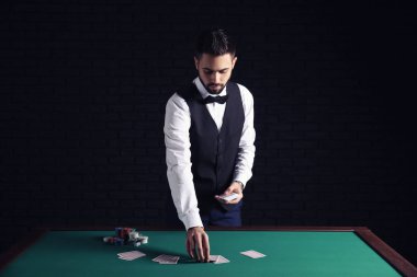 Kartlar masada Casino ile erkek bankacı