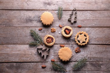 Ahşap masa üzerinde lezzetli kıymalı börek ile Noel kompozisyon