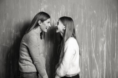 Mutlu anne ve kızı siyah beyaz portre