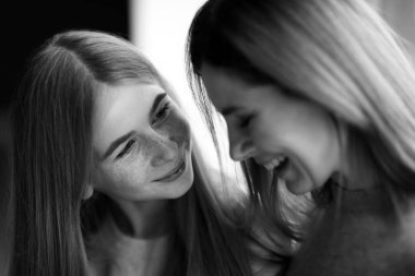 Mutlu anne ve kızı siyah beyaz portre