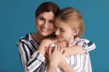 Mutlu anne ve kızı renk arka plan üzerinde portresi