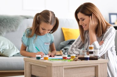 Mutlu anne ile kızı evde boyama