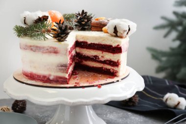 Gri masada lezzetli Noel kek ile stand