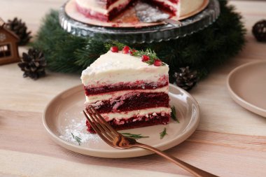 Ahşap masa üzerinde lezzetli Noel kek parçası