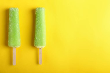 Renk arka plan üzerinde lezzetli popsicles
