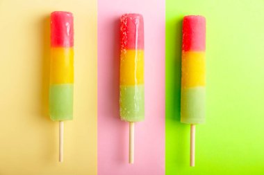 Renk arka plan üzerinde lezzetli popsicles