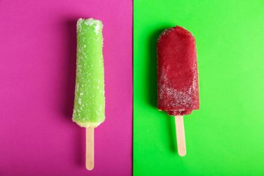 Renk arka plan üzerinde lezzetli popsicles