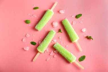 Renk arka plan üzerinde lezzetli popsicles