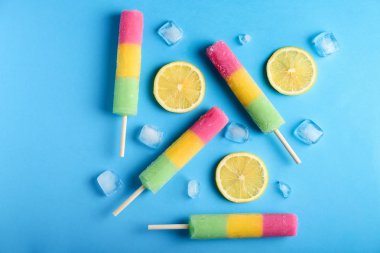 Renk arka plan üzerinde lezzetli çubuklu dondurmayı ile kompozisyon