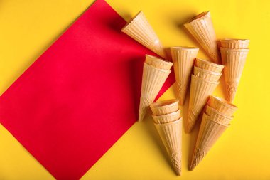 Lezzetli gözleme koniler ve boş kağıt renk arka plan üzerinde