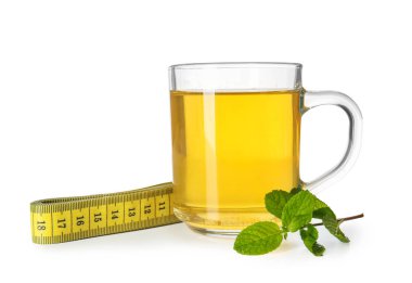 Beyaz arka plan kasette ölçme ile çay fincan. Kilo kaybı kavramı