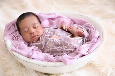 Hafif tüylü arka plan üzerinde şirin Afrikalı-Amerikalı bebek