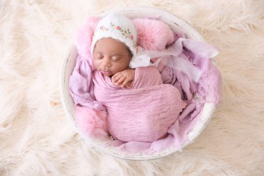 Hafif tüylü arka plan üzerinde şirin Afrikalı-Amerikalı bebek