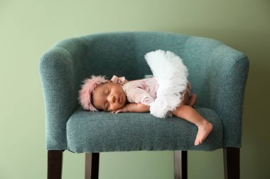 Yumuşak renk arka koltukta uyuyan sevimli Afrikalı-Amerikalı bebek