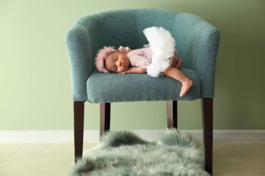 Şirin Afrikalı-Amerikalı bebek kapalı yumuşak koltukta uyku