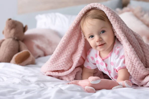 Porträt Eines Süßen Kleinen Babys Heimischen Bett — Stockfoto