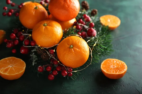 Couronne Noël Avec Savoureuses Mandarines Sur Fond Couleur — Photo