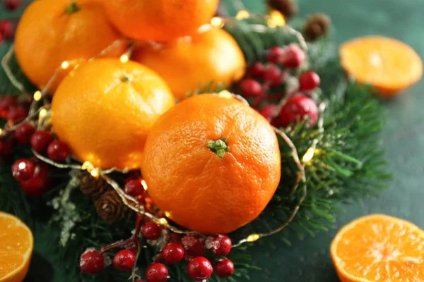 Couronne Noël Avec Savoureuses Mandarines Sur Fond Couleur Gros Plan — Photo
