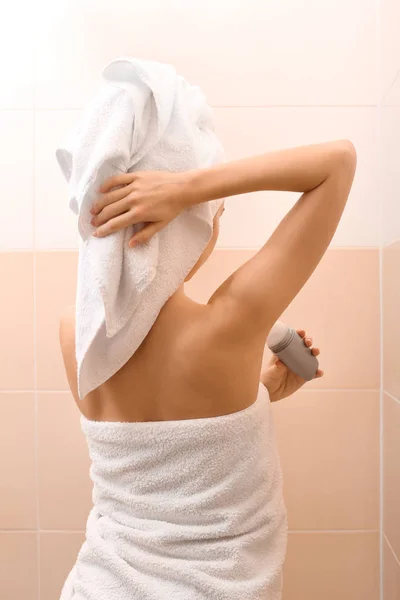 Bella Giovane Donna Con Deodorante Bagno — Foto Stock