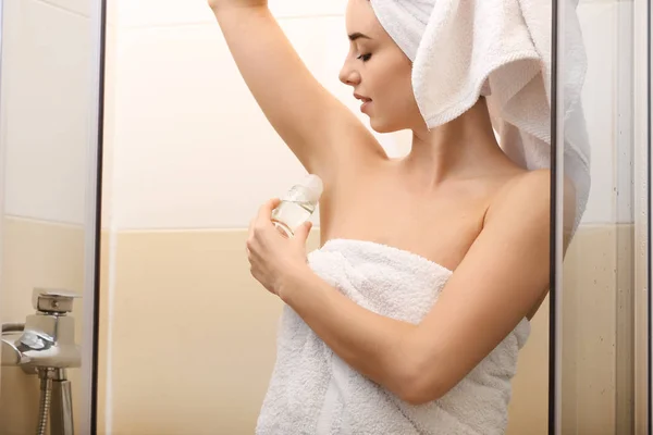 Mulher Bonita Com Desodorizante Banheiro — Fotografia de Stock