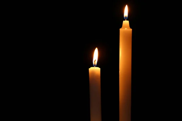 Schöne Brennende Kerzen Auf Dunklem Hintergrund — Stockfoto