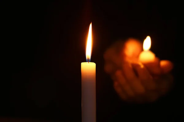 Hermosa Vela Ardiente Sobre Fondo Oscuro —  Fotos de Stock