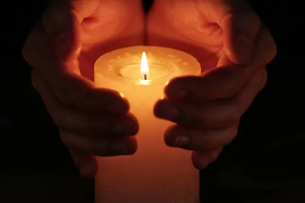女性手与燃烧的蜡烛在黑暗中 — 图库照片