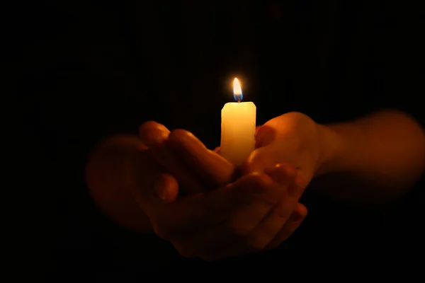 Mani Femminili Con Candela Accesa Nel Buio — Foto Stock