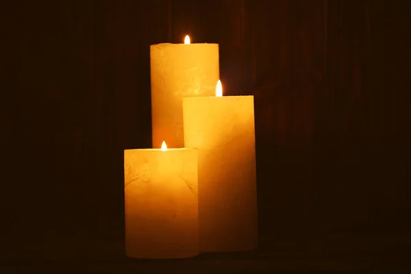 Hermosas Velas Encendidas Sobre Fondo Madera Oscura —  Fotos de Stock