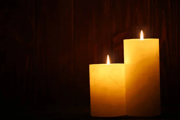 Hermosas Velas Encendidas Sobre Fondo Madera Oscura — Foto de Stock