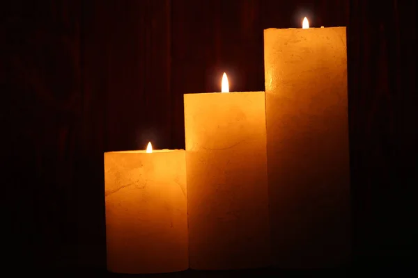 Hermosas Velas Encendidas Sobre Fondo Madera Oscura —  Fotos de Stock