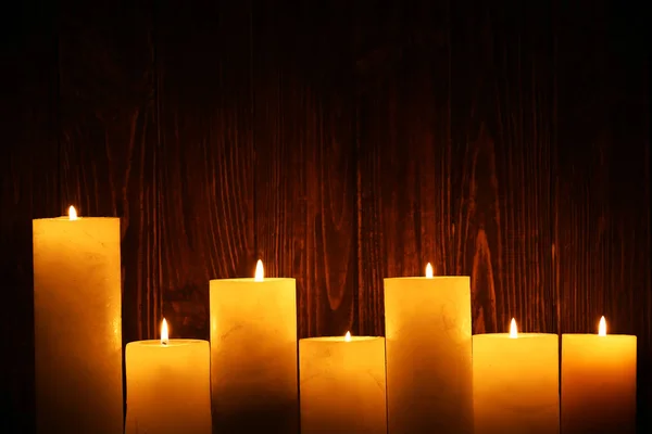 美丽燃烧的蜡烛在黑暗的木背景 — 图库照片