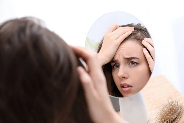 Mulher Com Problema Perda Cabelo Olhando Espelho — Fotografia de Stock