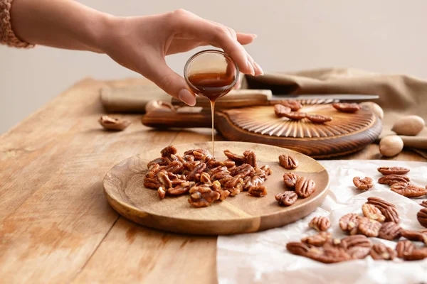 Woman Preparing Candied Pecan Nuts Table — Stock Photo, Image