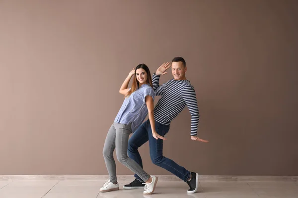Çift Renk Duvarının Yakınında Genç Dansçılar — Stok fotoğraf